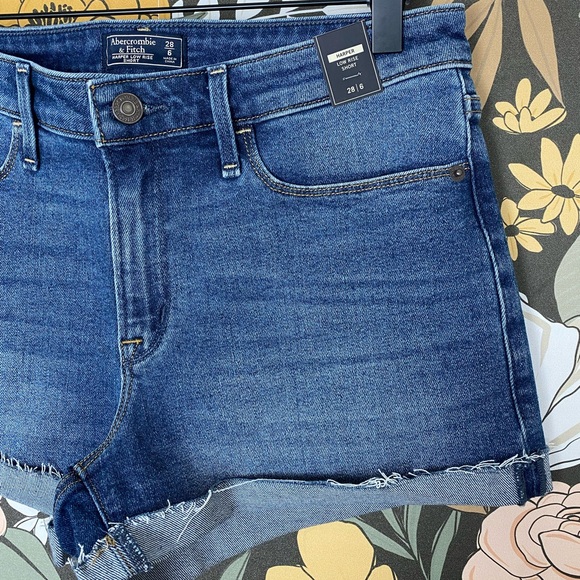 NWT Abercrombie & Fitch Harper Low Rise Short Women Size 28 (6) - Picture 2 of 15
